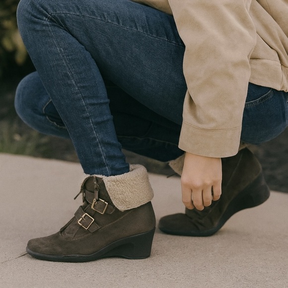 A2 Aerosoles Music Tor Ankle Suede Wedge Boots Brown Wedge Ankle Boots Size 9 - Picture 1 of 8
